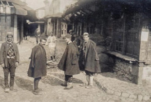 Foto nga Pazari i Korçës rreth vitit 1917 (Burimi: gregor-marchal.fr)