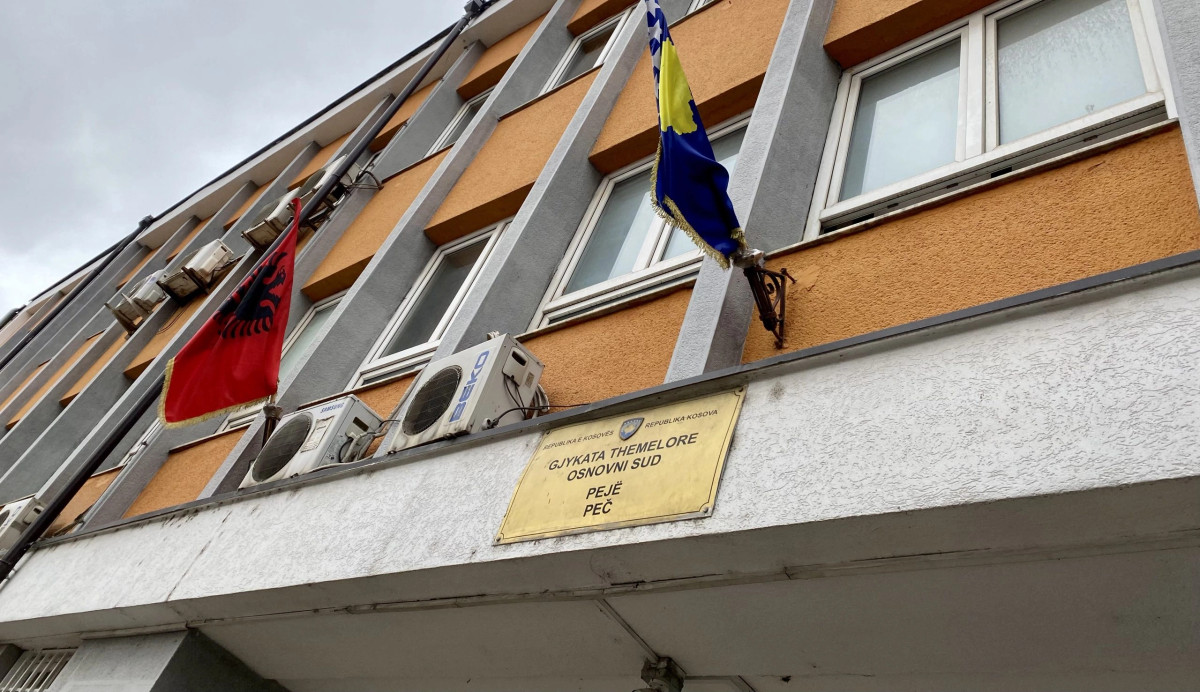 Dënohet me tre vjet burgim për vjedhje të rëndë një person në Pejë