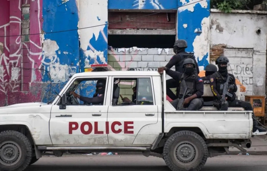 Zyrtaret policore te Haitit patrullojne