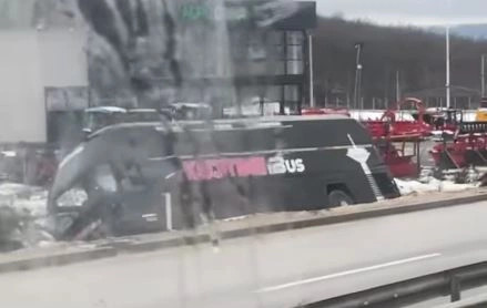 Rrokullisja e autobusit te “Kroi i Mbretit”, 22 udhëtarë morën trajtim në QKUK