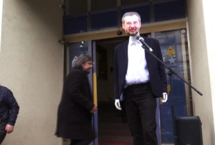 Protesta simbolike e grevistëve të Teatrit Kombëtar të Kosovës para objektit të Ministrisë së Kulturës më 5 dhjetor