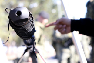 E refuzoj aktin e aplaudimit të diçkaje që nuk përfaqëson botëkuptimet, idealet dhe synimet e mia si artist – dhe si njeri. Armët i refuzoj dhe i përbuzi (Foto: Alban Bujari)