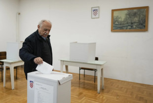 Nje votues duke hedhur voten ne zgjedhjet presidenciale te Kroacise