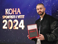 Edon Zhegrova me cmimin e Grupit KOHA