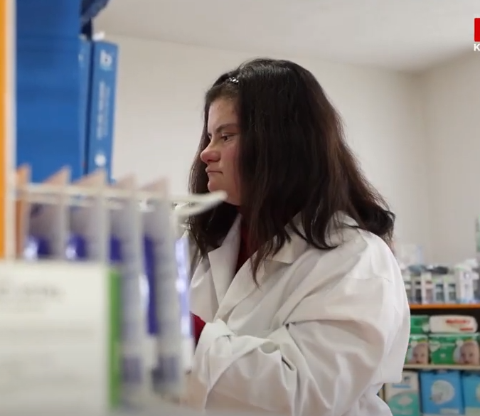 26-vjeçarja me Sindromë Down, asistente farmacie në Prizren