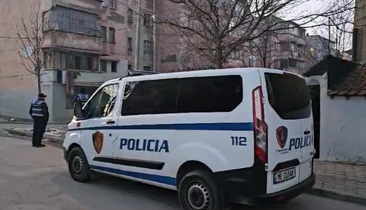 Nënë e bijë gjenden të vdekura në banesë në Korçë