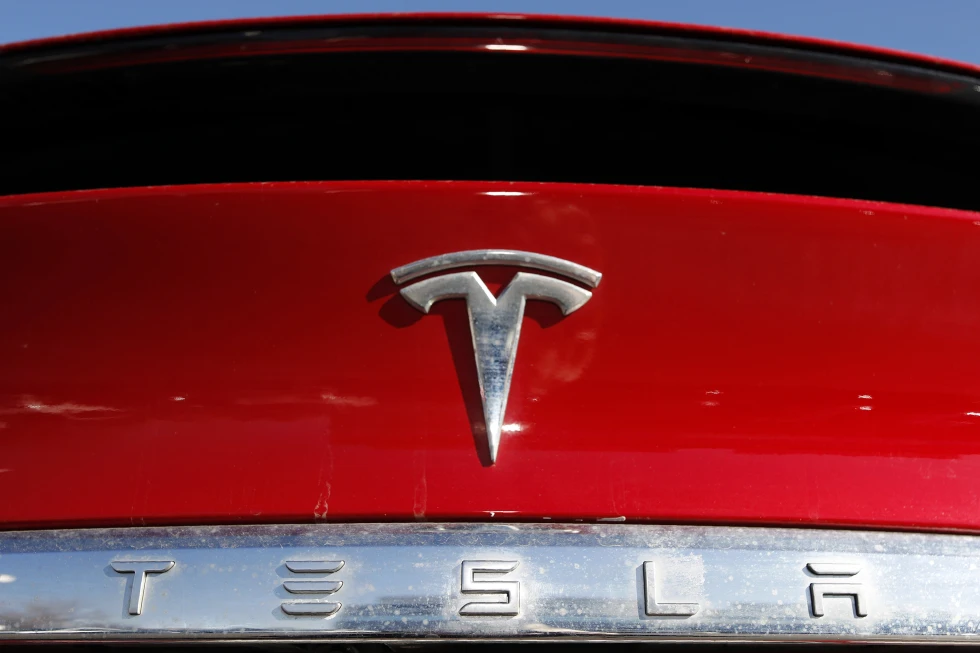 Tesla tërheq gati 2.2 milionë automjete për shkak të shenjave ndriçuese shumë të vogla