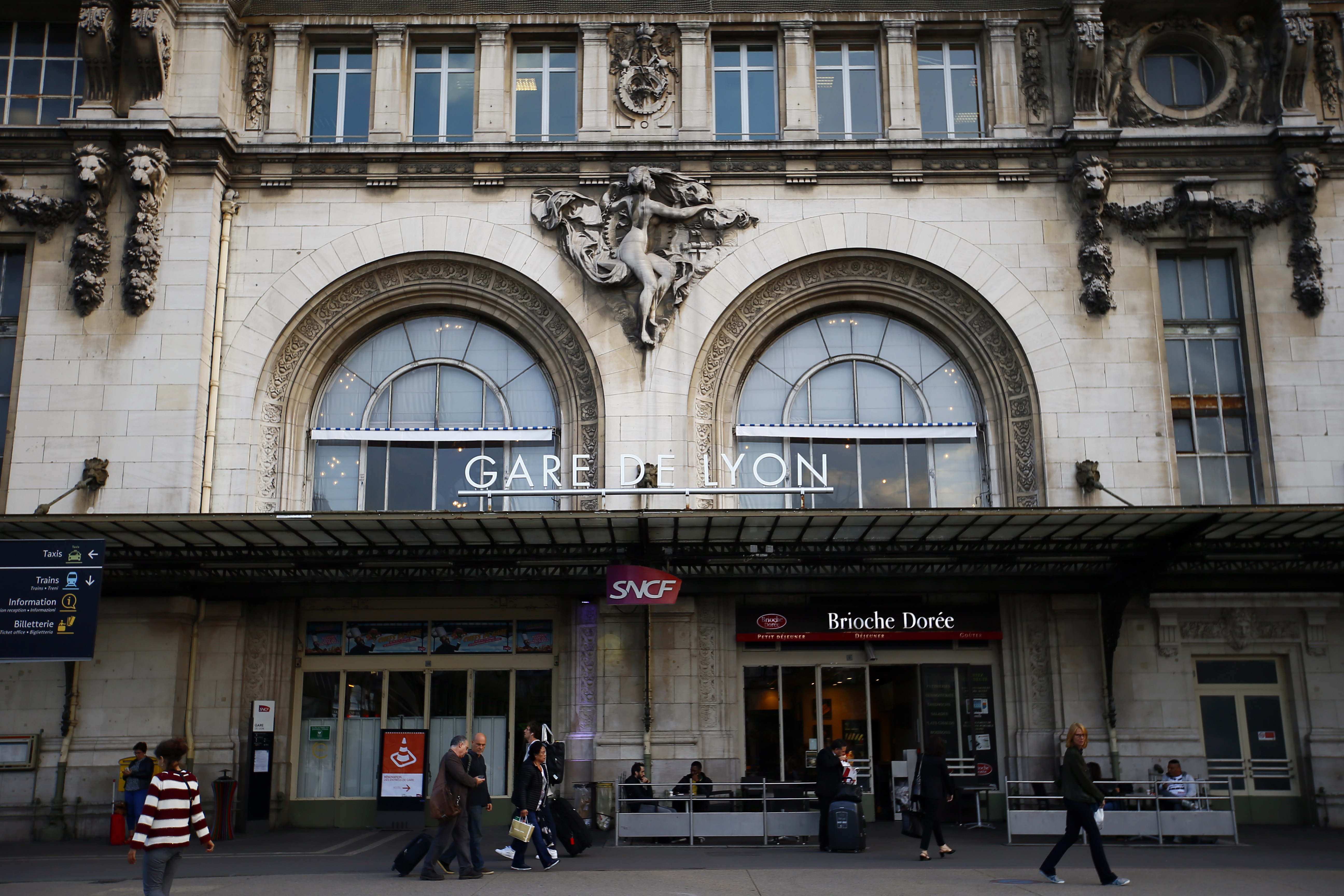 Sulm me thikë në një stacion treni në Paris, tre persona të lënduar