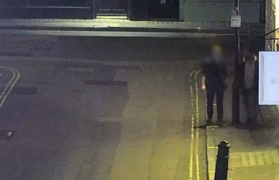 Policët britanikë shtiren si të dehur për t’i kapur hajnat