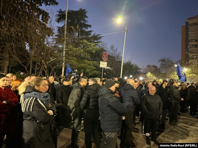 Deputetët e opozitës në Shqipëri përplasen me gardën në hyrjen e Kuvendit