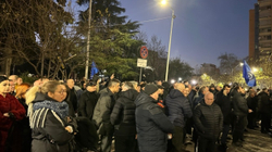 Oppositionsabgeordnete in Albanien stoßen am Eingang des Parlaments mit der Wache zusammen