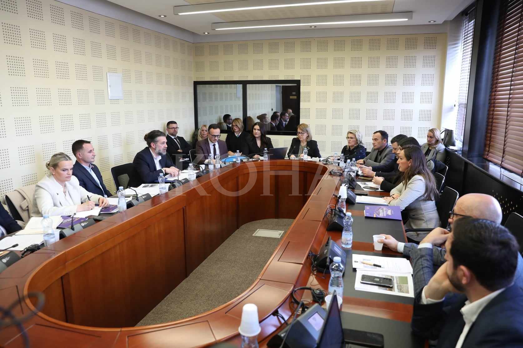 ​“Sa stadiume i ke nisur sepse s’do të jesh mandatin tjetër”, Çeku përplaset me deputeten e AAK-së