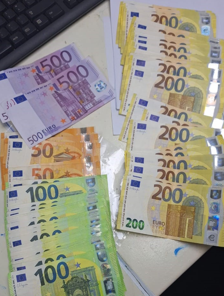 Dogana kap mbi 13 mijë euro të padeklaruara në pikëkalimin kufitar në Bërnjak