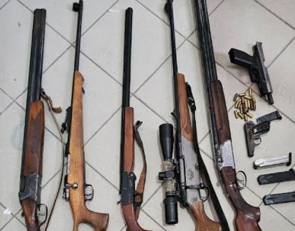 Policia sekuestron drogë dhe armë në një fshat të Gjilanit, i dyshuari në arrati 