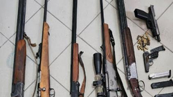 Policia sekuestron drogë dhe armë në një fshat të Gjilanit, i dyshuari në arrati 