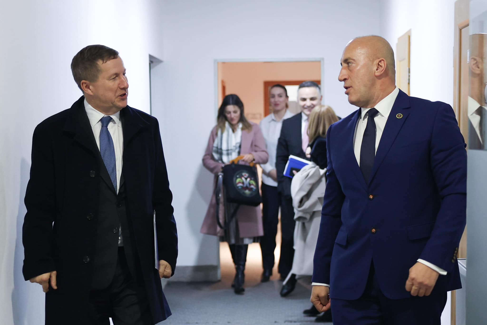 Haradinaj i kërkon Szunyogut heqjen e masave të BE-së ndaj Kosovës