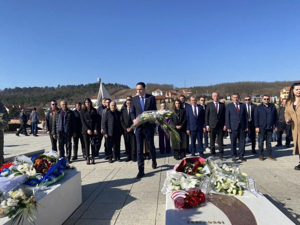 Krasniqi nga Prekazi uron ish-udhëheqësit e UÇK-së që janë në Hagë