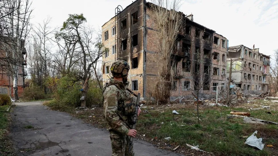 Ukraina tërhiqet nga një prej qyteteve kryesore, ndryshimi më i madh i luftës qe 1 vit