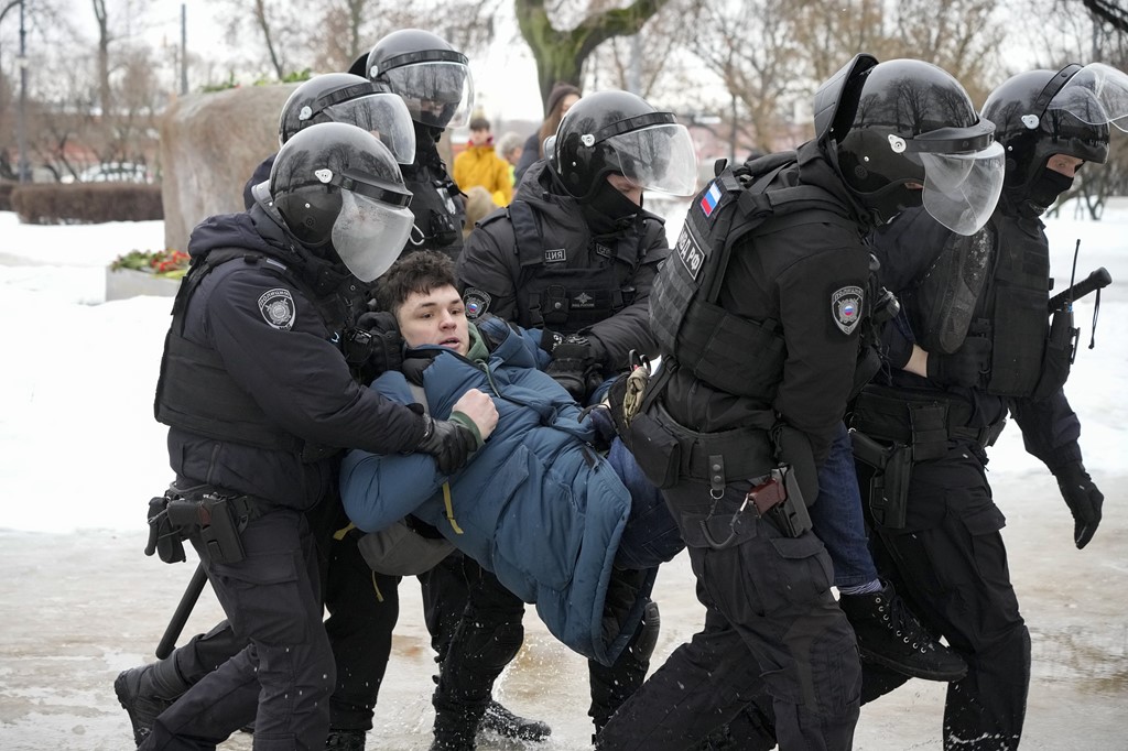 Arrestohen rreth 100 persona që po protestonin për vdekjen e Navalnyt në Rusi
