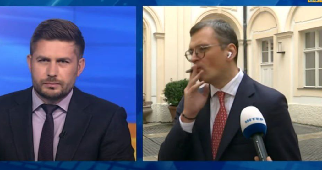Ministri ukrainas kapet duke konsumuar cigare në intervistë live