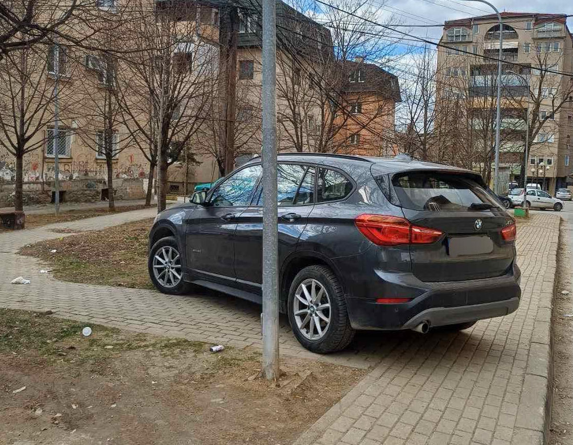 100 euro gjobë për qytetarët që parkuan në vend të gjelbëruar