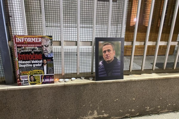 Vdekja e opozitarit rus Navalny, mbahen homazhe në Prishtinë