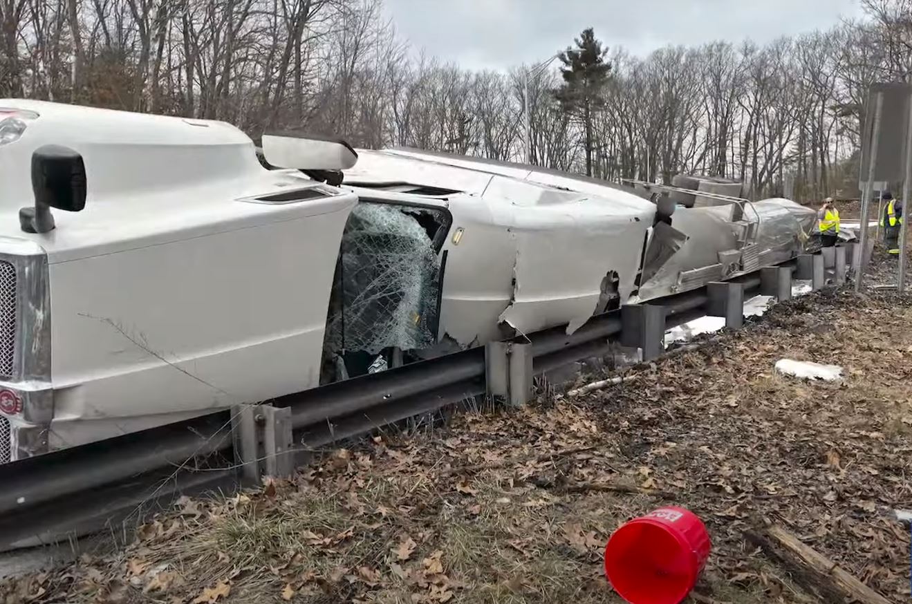 Miliona litra qumësht u derdhën në një autostradë në SHBA