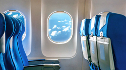 Pse aeroplanët kanë zakonisht karrige të kaltra?