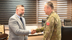 Komandanti i KFOR-it flet me Jevtiqin për situatën e sigurisë