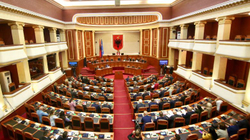 Kuvendi i Shqipërisë voton sot për strehimin e migrantëve që presin për azil në Itali