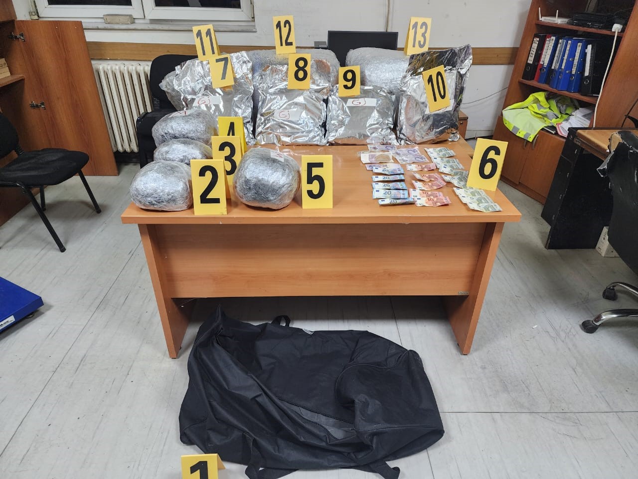Po bartnin në shpinë afër 34 kg marihuanë, njëri arrestohet e tjetri arratiset