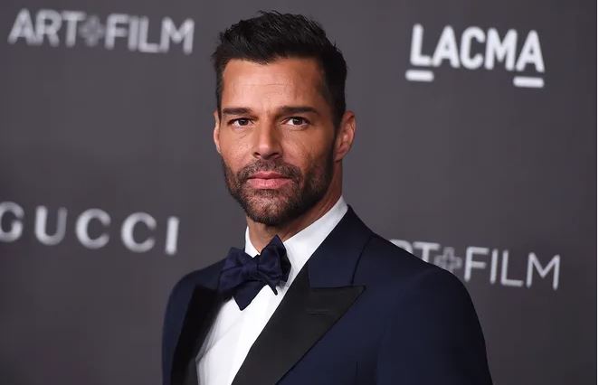 Ricky Martin tregon se si u ndje pasi nipi e akuzoi për incest