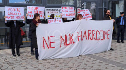 Protest vor dem Justizpalast, nachdem das Berufungsverfahren den Fall Marigona Osmani zur Wiederaufnahme des Verfahrens zurückverwiesen hatte.