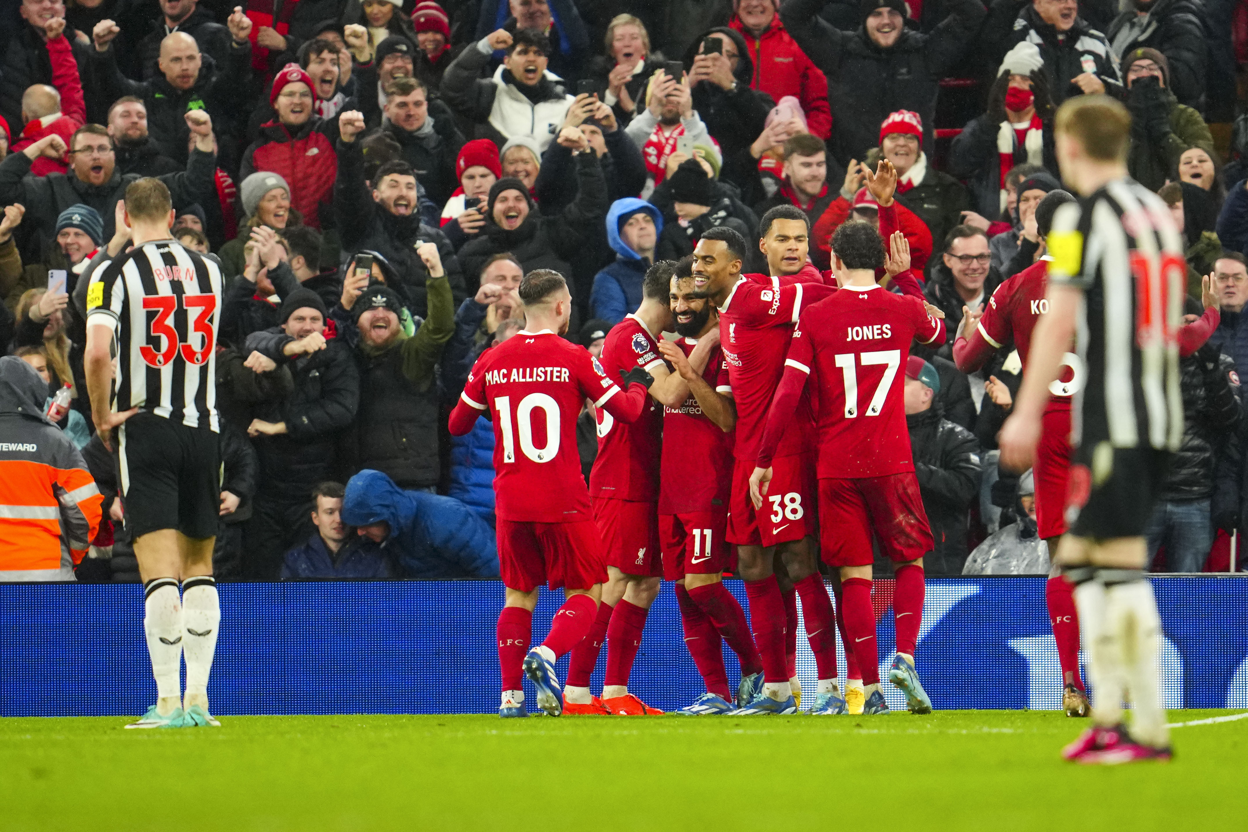 Liverpooli mposht Newcastlen, vazhdon të kryesojë në Premier League