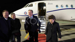 Cameron mbërrin në Kosovë, pritet në aeroport nga Gërvalla