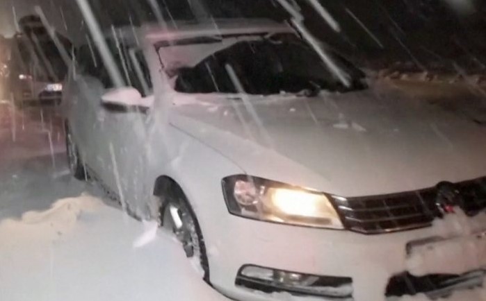 Bora shkakton kaos në Suedi, bllokohen mbi 1000 automjete në rrugë