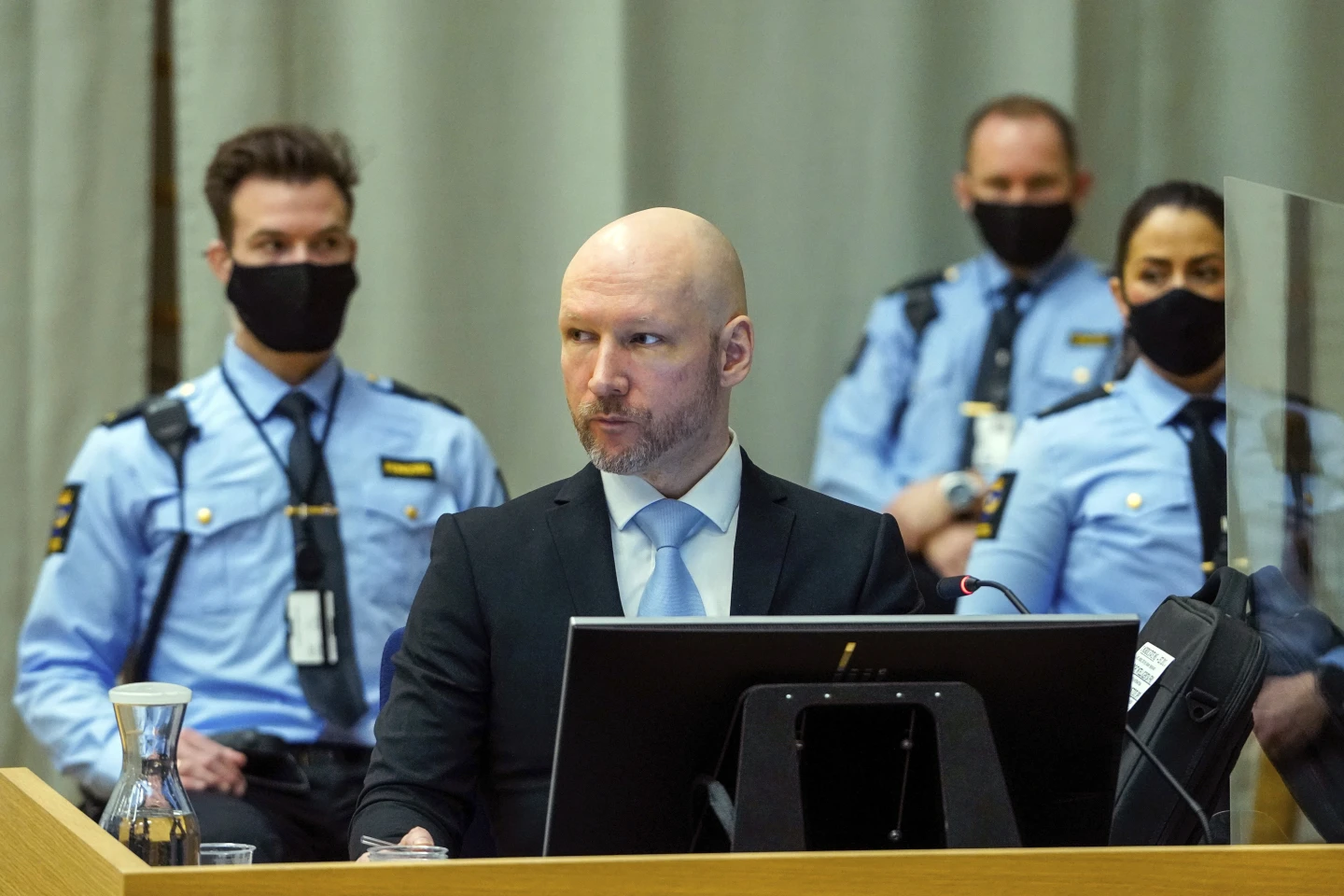 Vrau 77 persona, Breivik padit shtetin norvegjez për izolim në burg