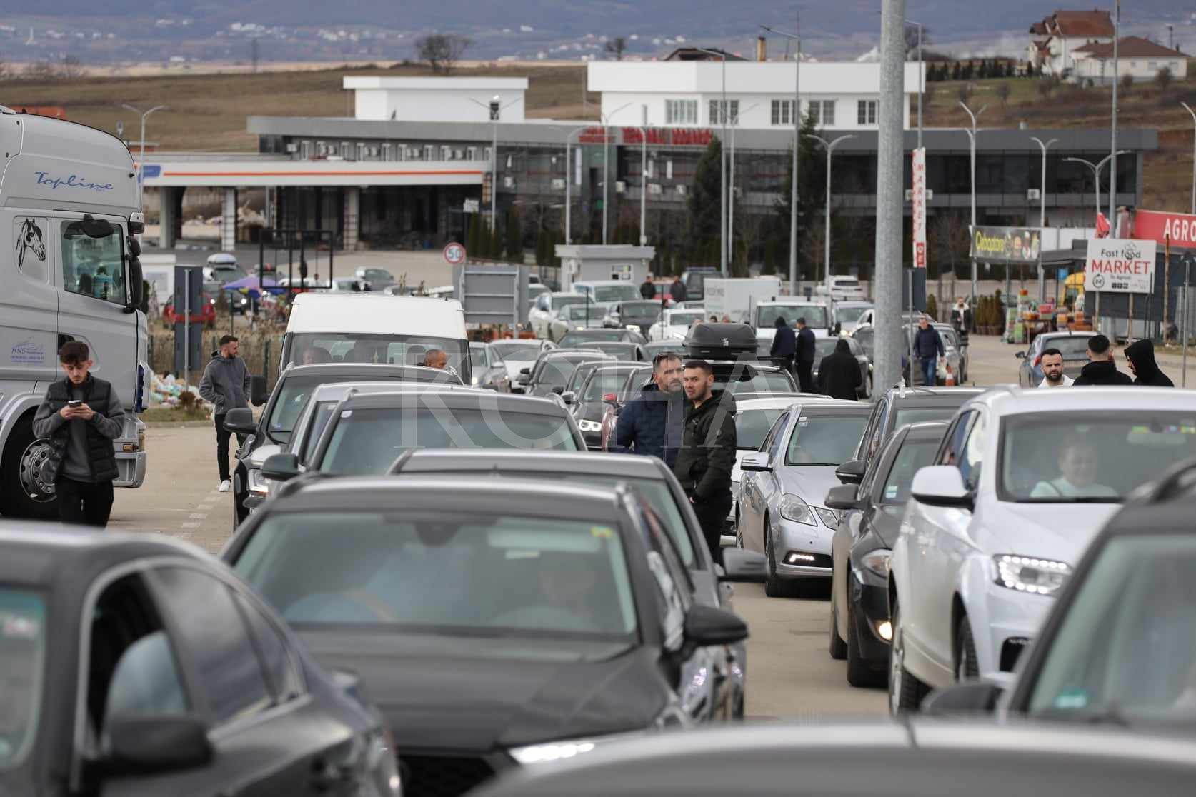 Dolge čakalne dobe na mejnem prehodu Merdare za izstop iz Kosova
