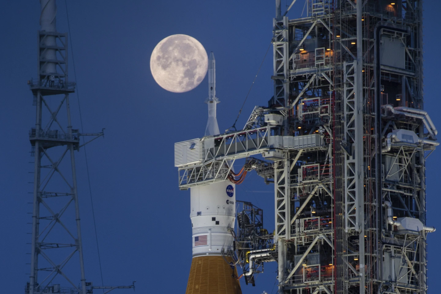 NASA shtyn deri në vitin 2025 nisjen e misionit për në Hënë me astronautë