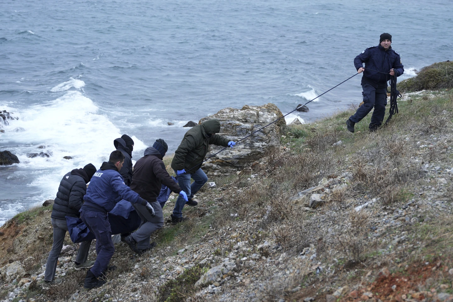 Dy emigrantë humbin jetën në Greqi pas përplasjes së gomones për shkëmbinj