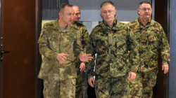 Komandanti i KFOR-it diskuton situatën e sigurisë në Kosovë me gjeneralin serb