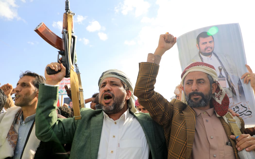 Rebelët Houthi zotohen për hakmarrje të ashpër pas sulmeve amerikane dhe britanike
