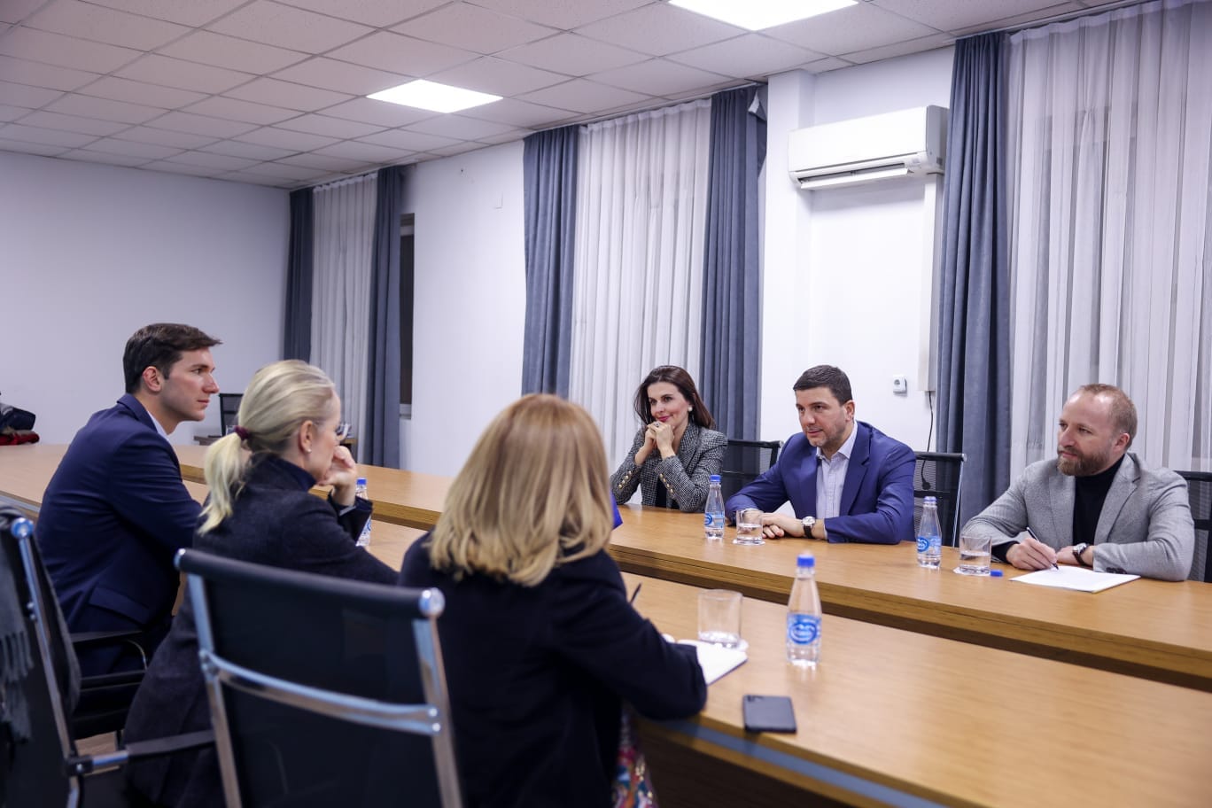 Krasniqi i kërkon Von Cramonit të avokojë për heqjen e sanksioneve ndaj Kosovës