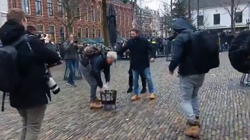 Protestuesit tentuan ta ndalnin djegien e Kuranit në Holandë, arrestohen nga policia