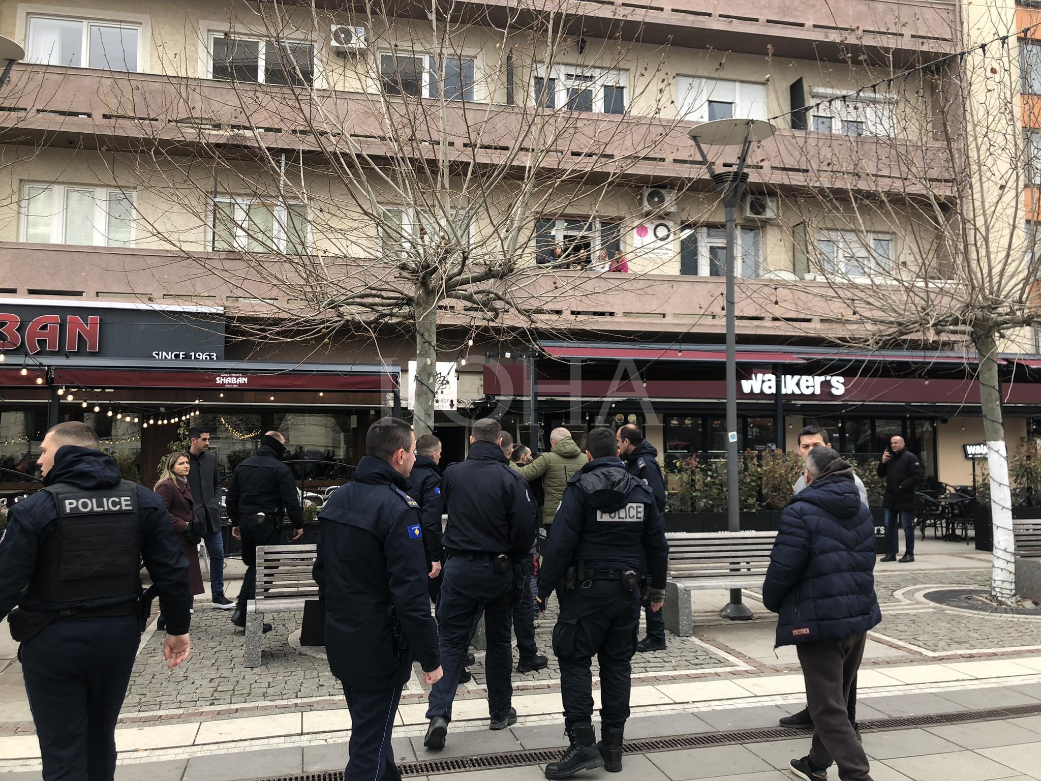 Pesë të arrestuar dhe tre të lënduar pas një përleshjeje fizike në Prishtinë