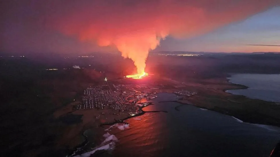 Llava e vullkanit në Islandë zbret në qytet, disa shtëpi përfshihen nga zjarri