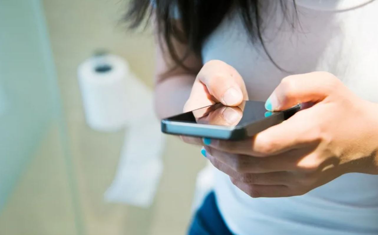 Alarmon mjeku i zorrëve: Mos e përdorni telefonin në tualet