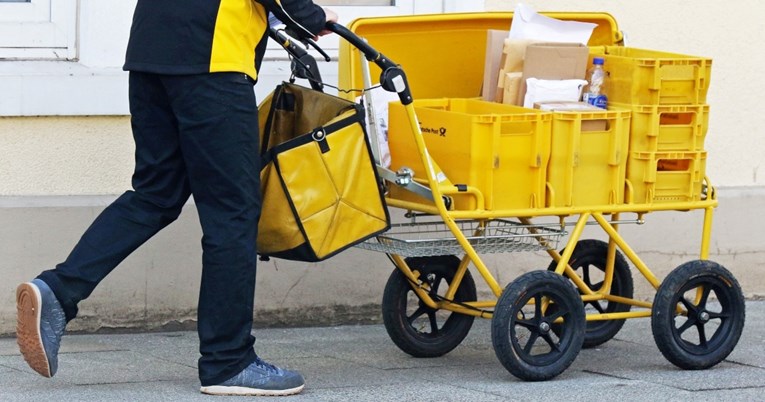 Postierja nuk dërgoi asnjë postë për katër vjet, mblodhi 30 mijë pako në shtëpi