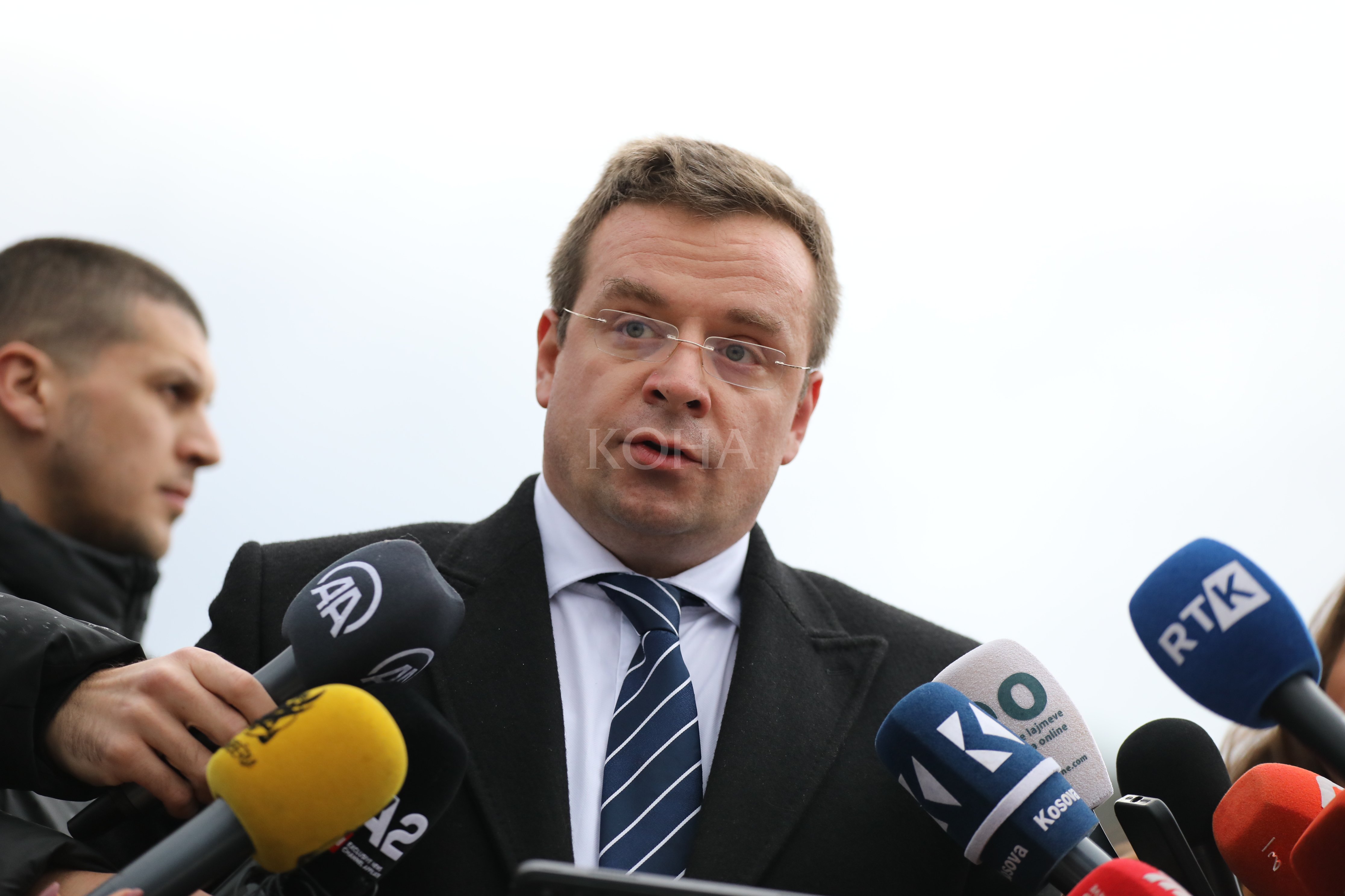 Stojkoviq: Vendi im po arreston dhe rrah njerëzit që vendosin lule në varre të fëmijëve shqiptarë