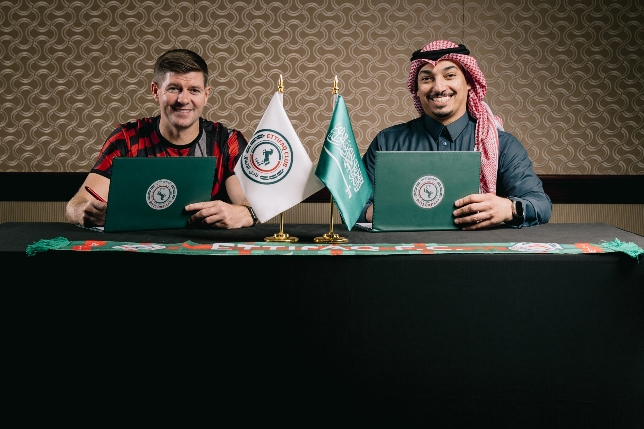Gerrardi vazhdon kontratën me Al-Ettifaqun